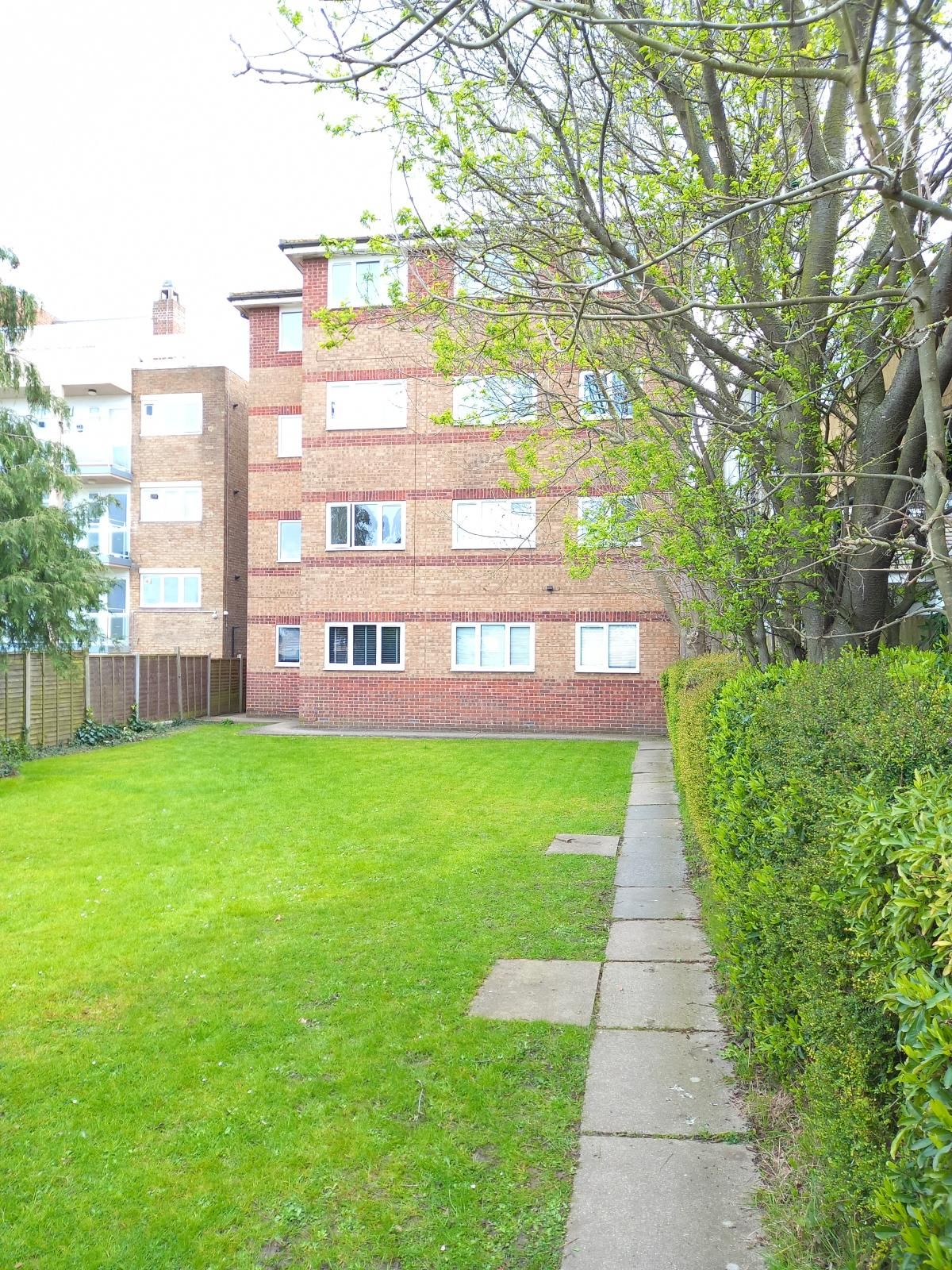 2 bed flat to rent in London Road, LeighOnSea SS9 Zoopla