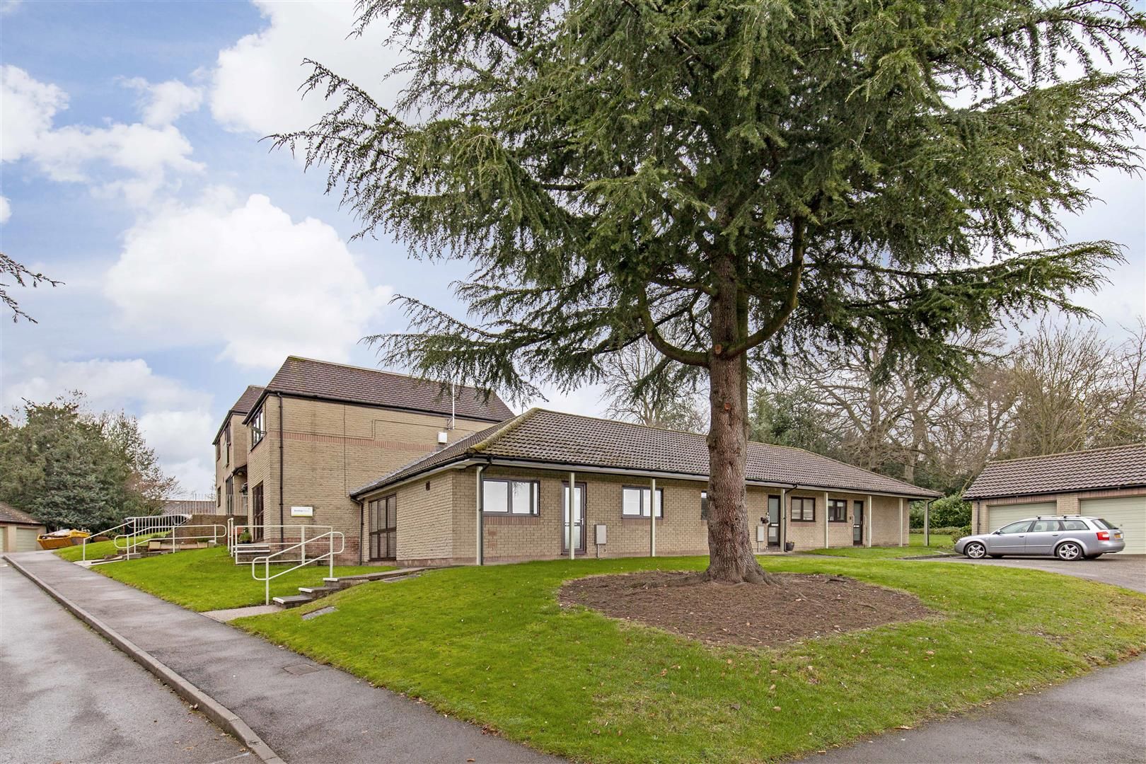 2 bed bungalow to rent in High Street, Old Whittington, Chesterfield