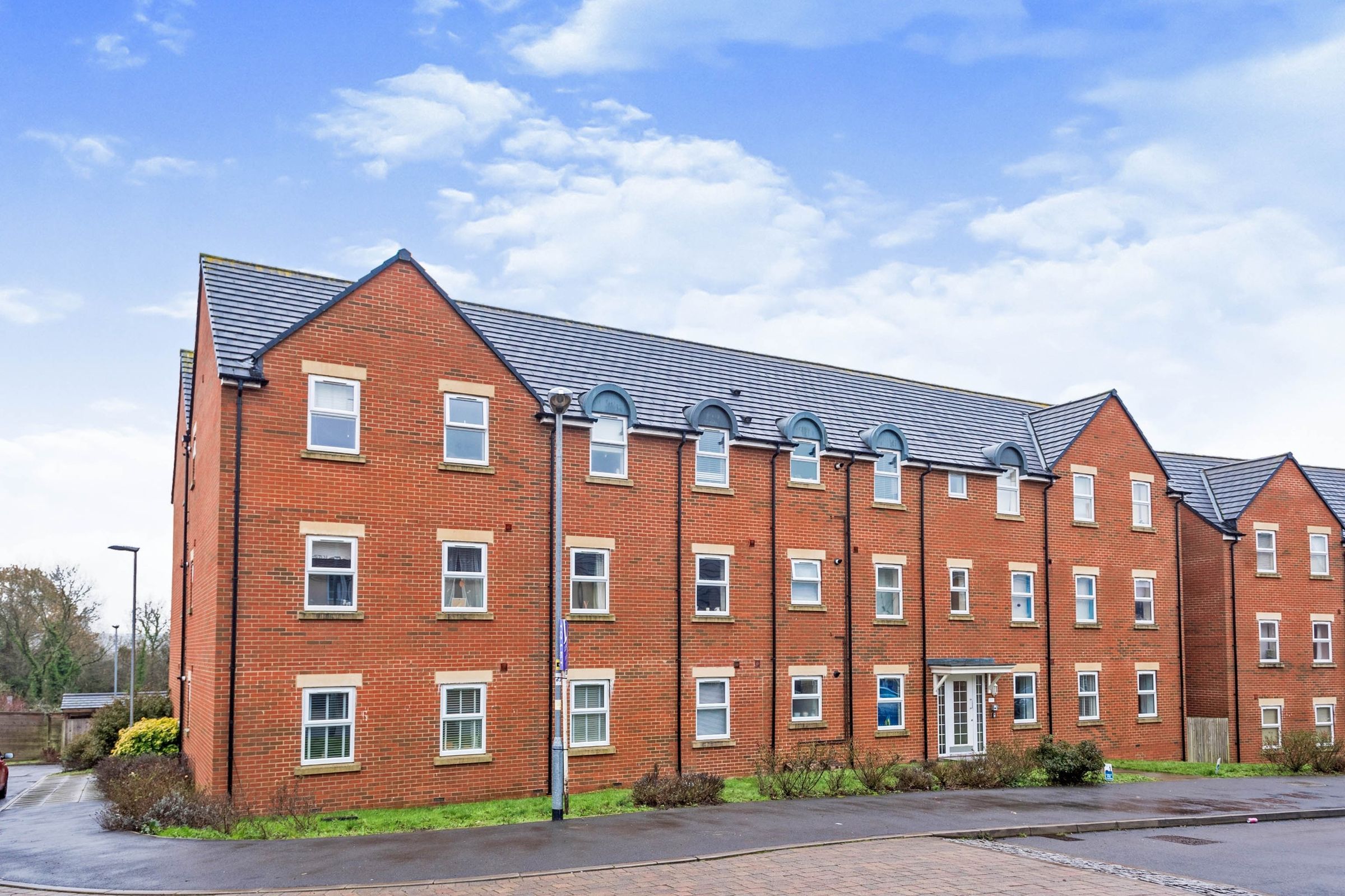 2 bed flat to rent in Cloatley Crescent, Royal Wootton Bassett, Swindon