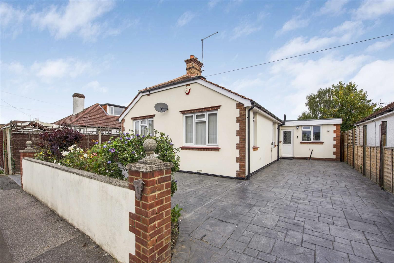 4 bed detached bungalow for sale in New Road, Langley, Slough SL3 Zoopla