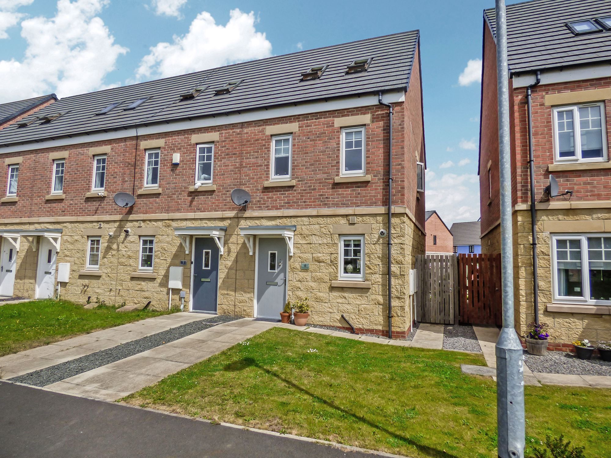 3 bed town house for sale in Klondyke Walk, BlaydonOnTyne NE21 Zoopla