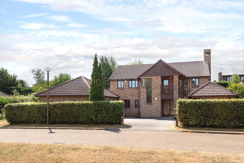4 bed detached house for sale in Ashpole Furlong, Loughton, Milton
