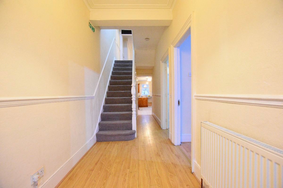 5 bed semidetached house to rent in Cambridge Road, Seven Kings