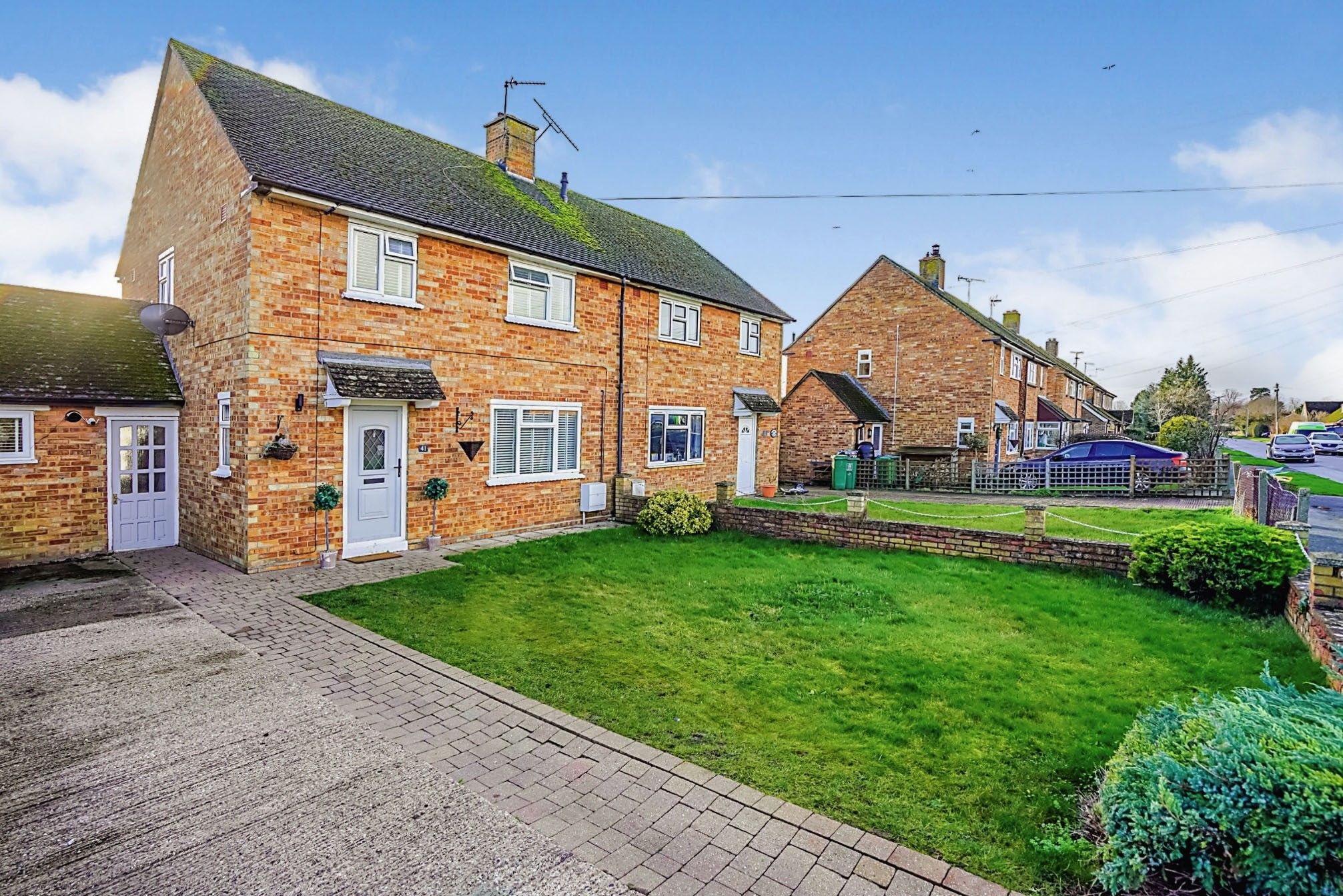 3 bed semidetached house for sale in Willis Road, Haddenham, Aylesbury