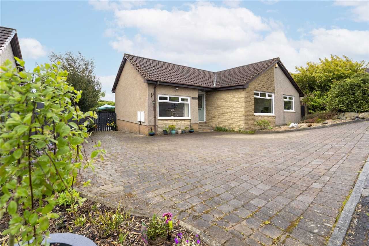 4 bed detached bungalow for sale in Wallacestone Brae, Wallacestone, Falkirk FK2 Zoopla