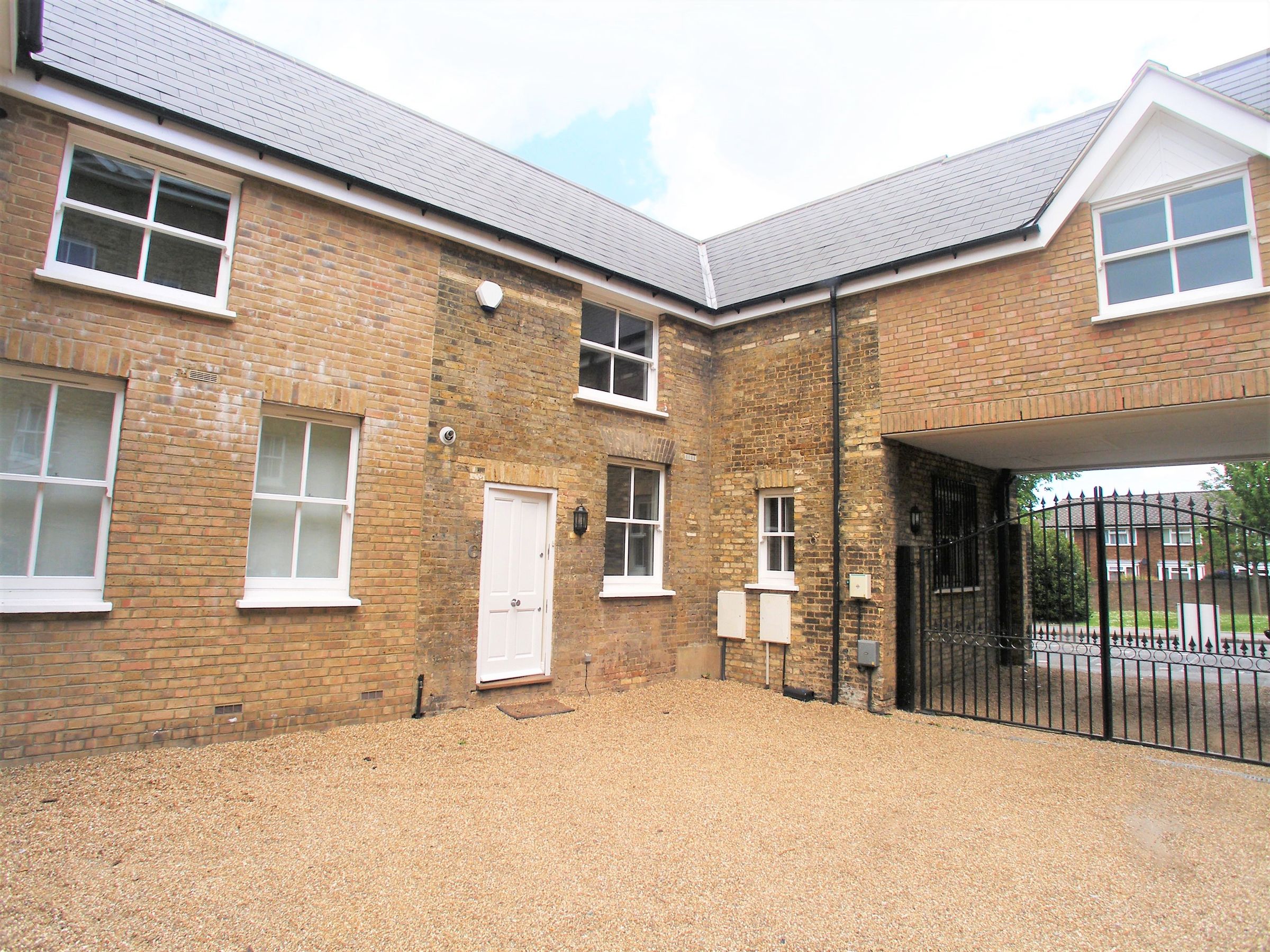 4 bed semidetached house to rent in Beulah Hill, Crystal Palace SE19