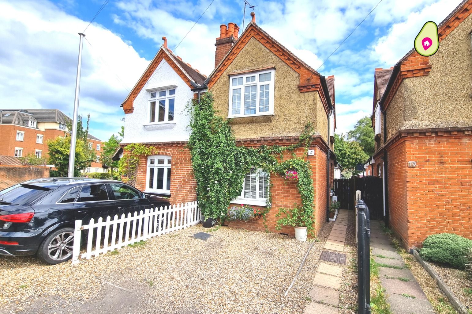 3 bed semidetached house for sale in Vicarage Road, Blackwater