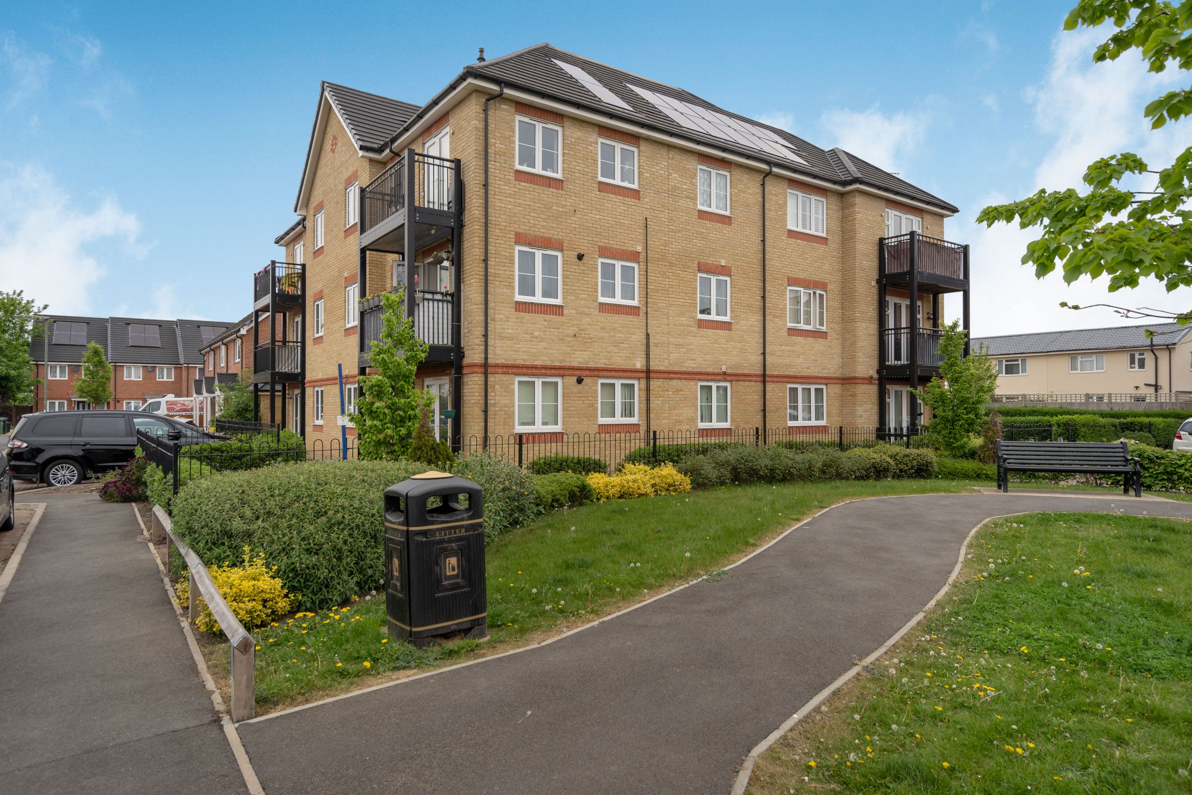 2 bed flat for sale in Laburnum Way, Staines TW19 Zoopla