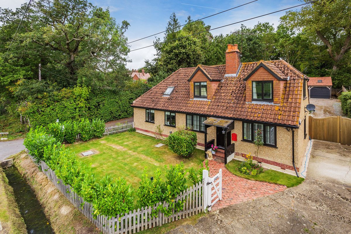 2 bed detached house for sale in Haxted Road, Lingfield RH7 Zoopla