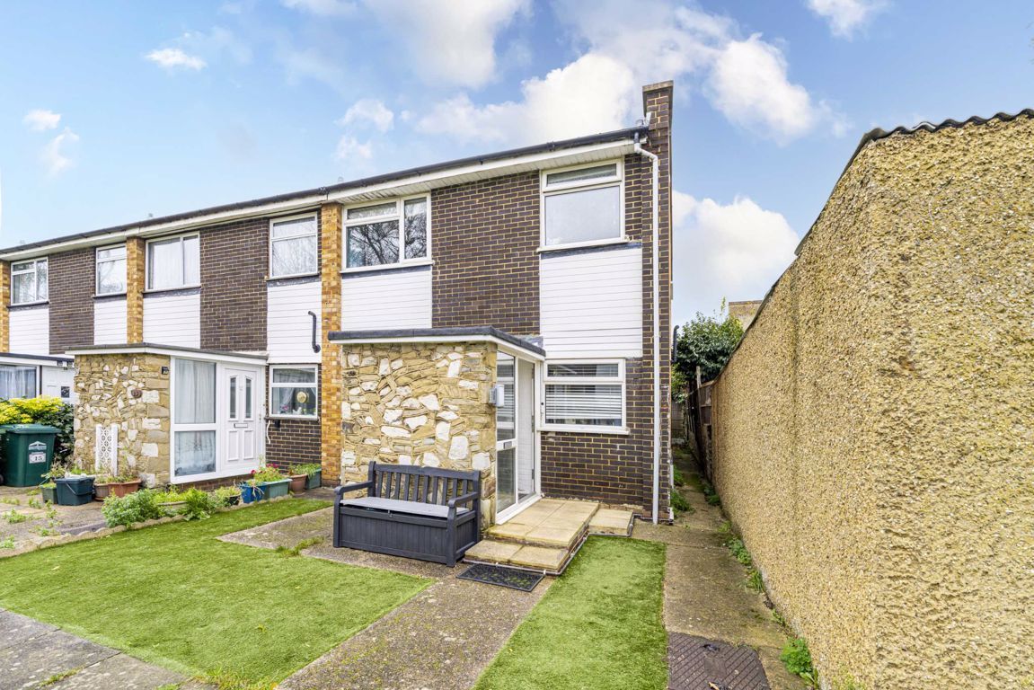 3 bed property for sale in Hamilton Place, SunburyOnThames TW16 Zoopla