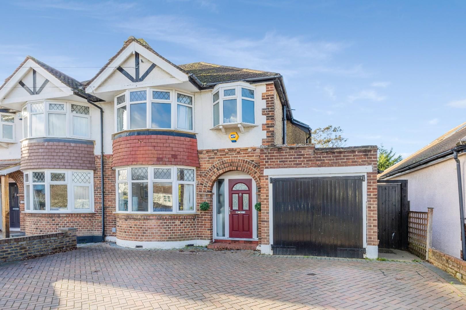 3 bed semidetached house for sale in Newbury Gardens, Stoneleigh