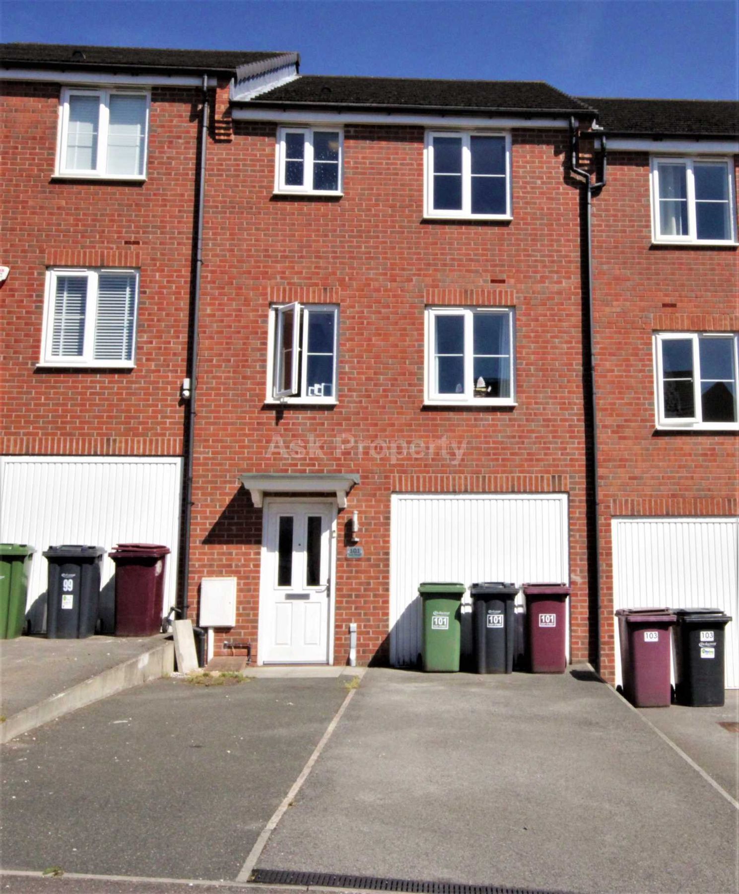 4 bed town house to rent in East Street, Doe Lea S44 Zoopla
