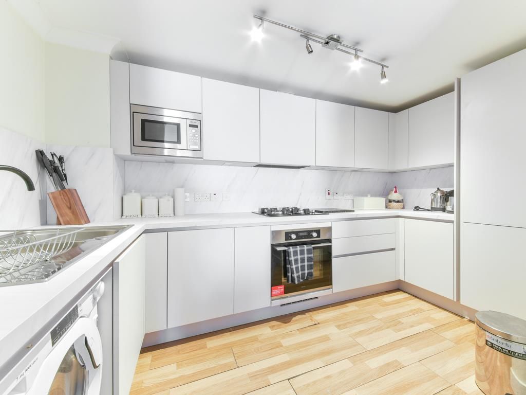 2 bed flat to rent in Thornton Road, Thornton Heath CR7 Zoopla