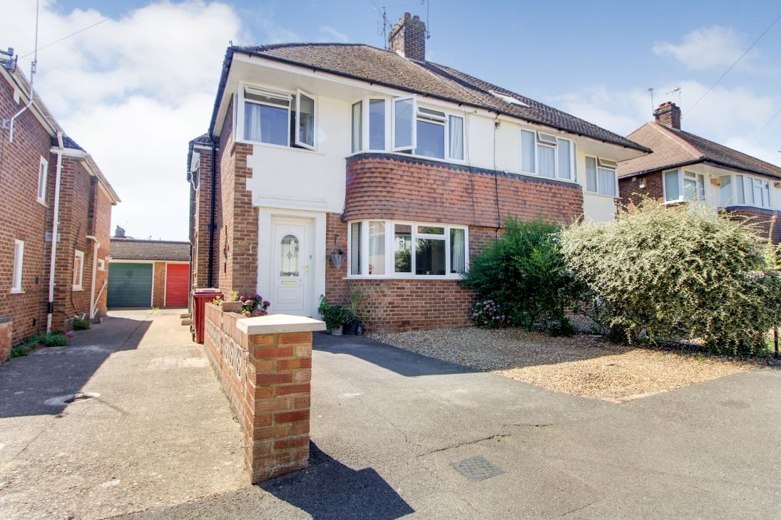 3 bed semidetached house for sale in Mayfield Drive, Caversham
