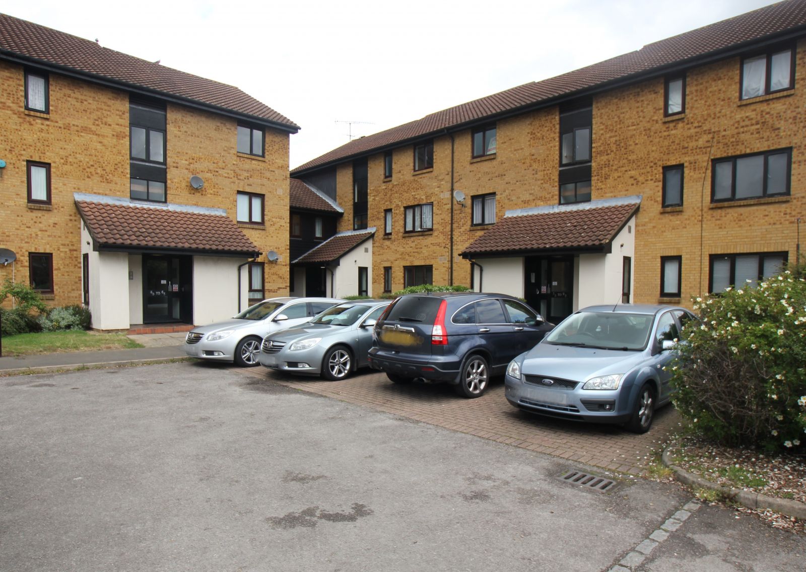 Studio to rent in Deerhurst Close, Feltham TW13 Zoopla