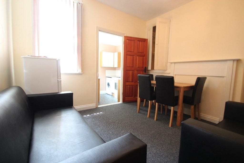 3 bed semidetached house to rent in Hughenden Road, High HP13