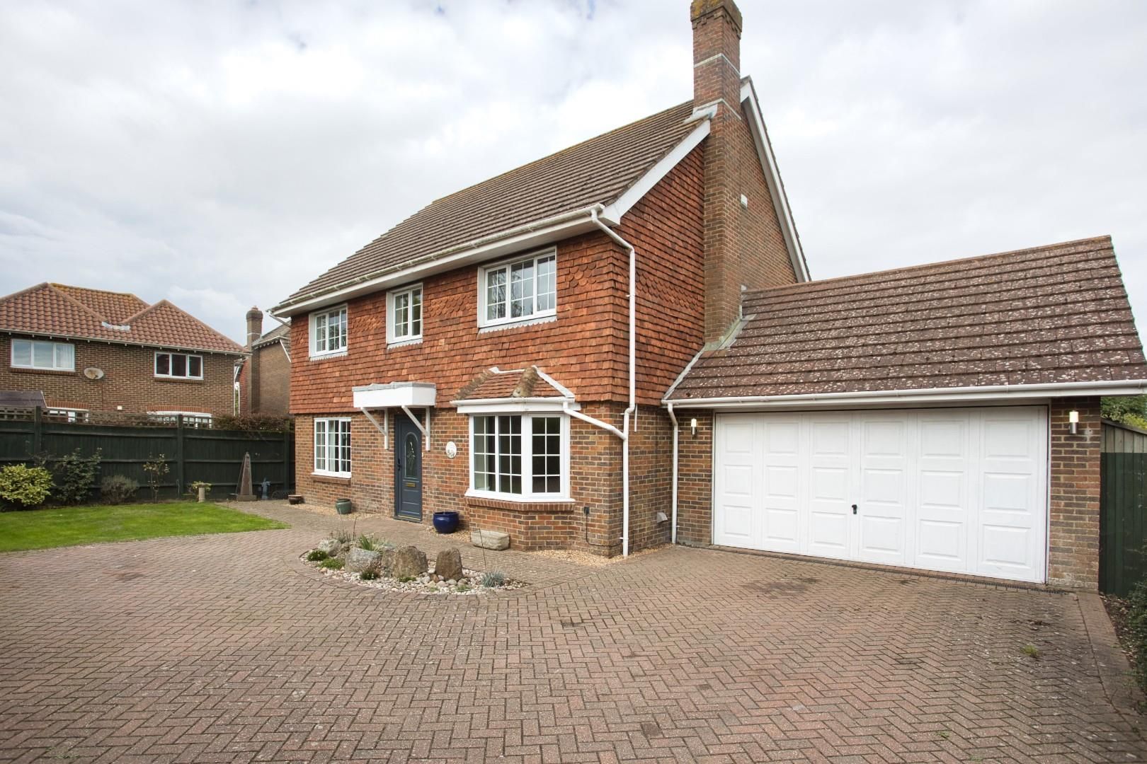 4 bed property to rent in Meadow Close, Hawkinge, Folkestone CT18 Zoopla