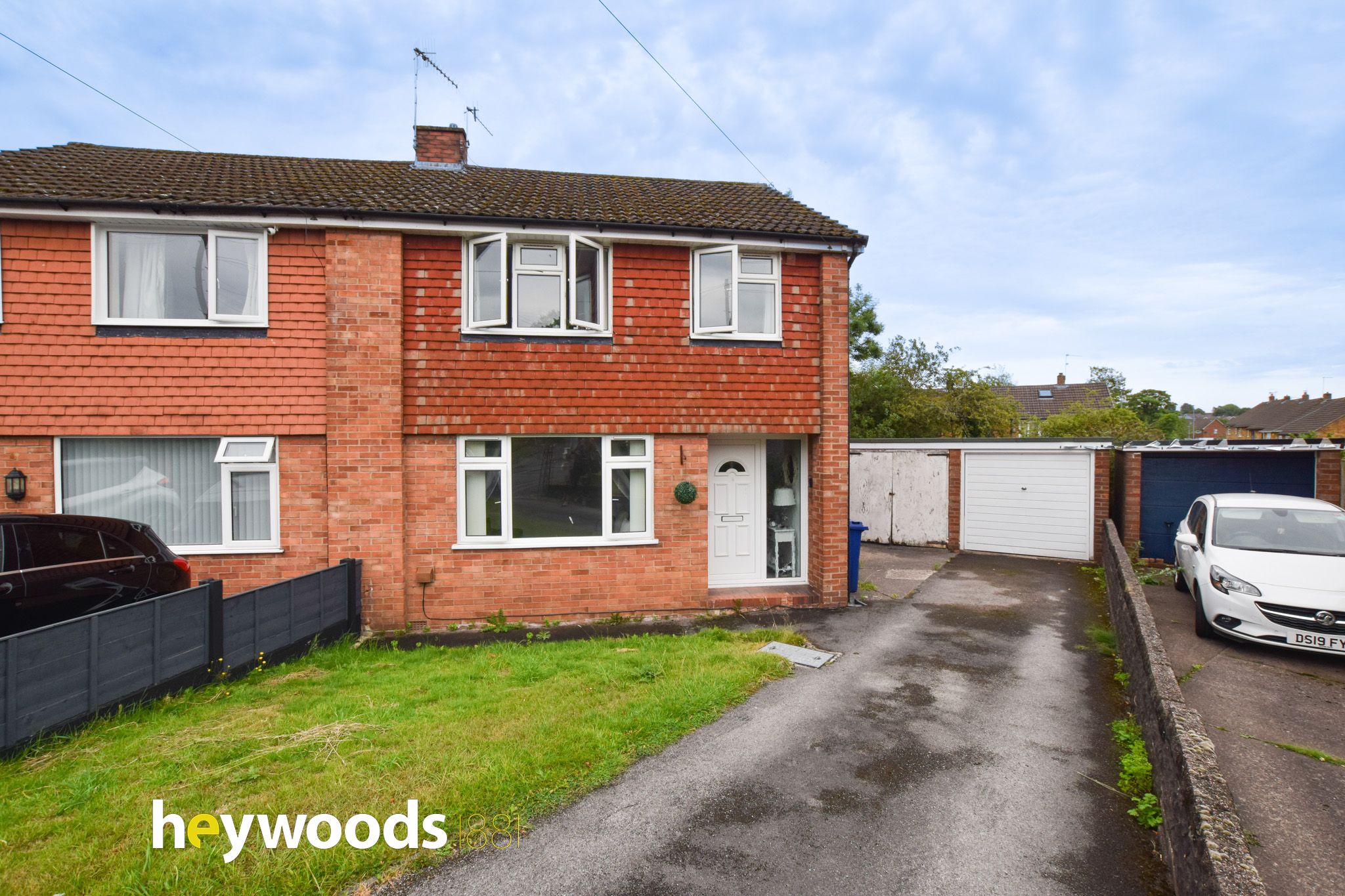 3 bed semidetached house for sale in Kensworth Close, Seabridge