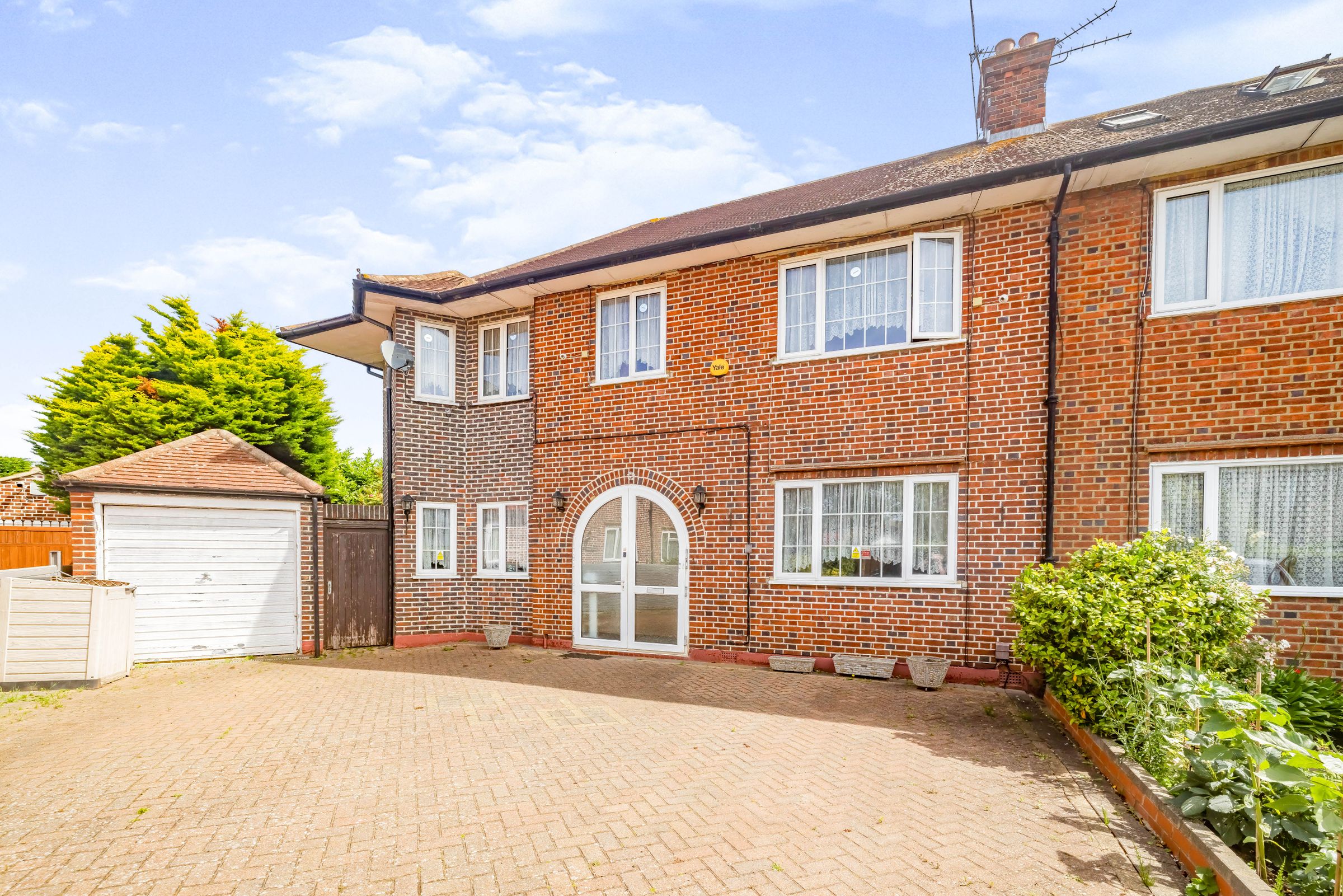 5 bed semidetached house for sale in Frobisher Close, Pinner