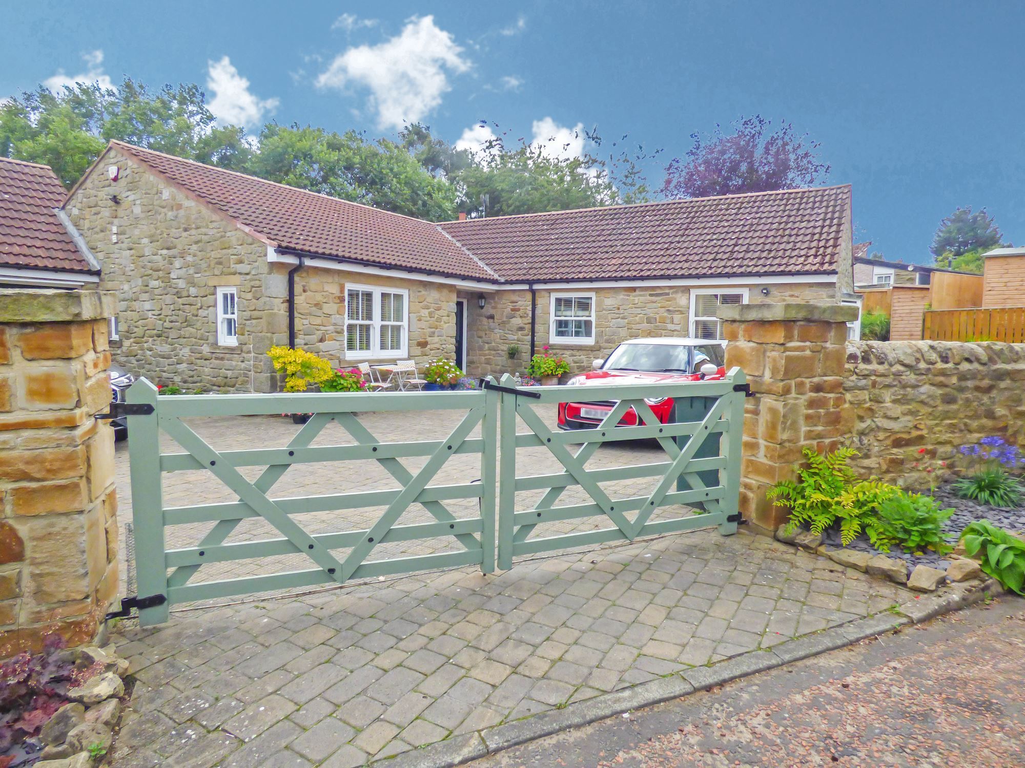 3 bed bungalow for sale in Streetgate Park, Sunniside, Newcastle Upon