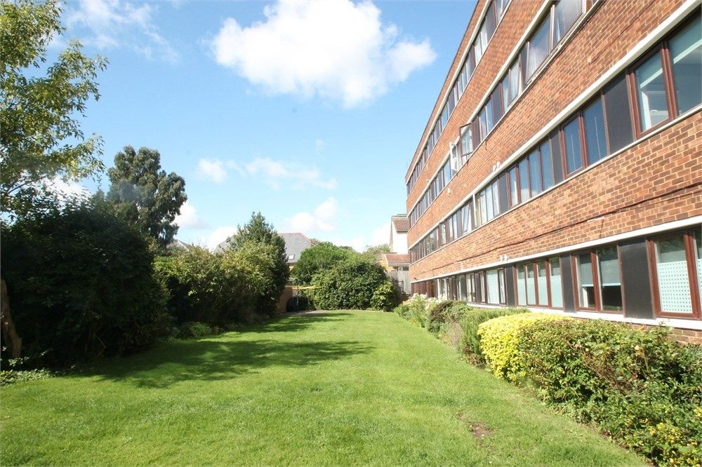 2 bed flat to rent in Woburn Court, Bedford Road, South Woodford E18