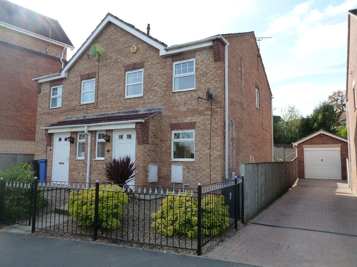 3 bed semidetached house to rent in Northwood Drive, Wadsley Park