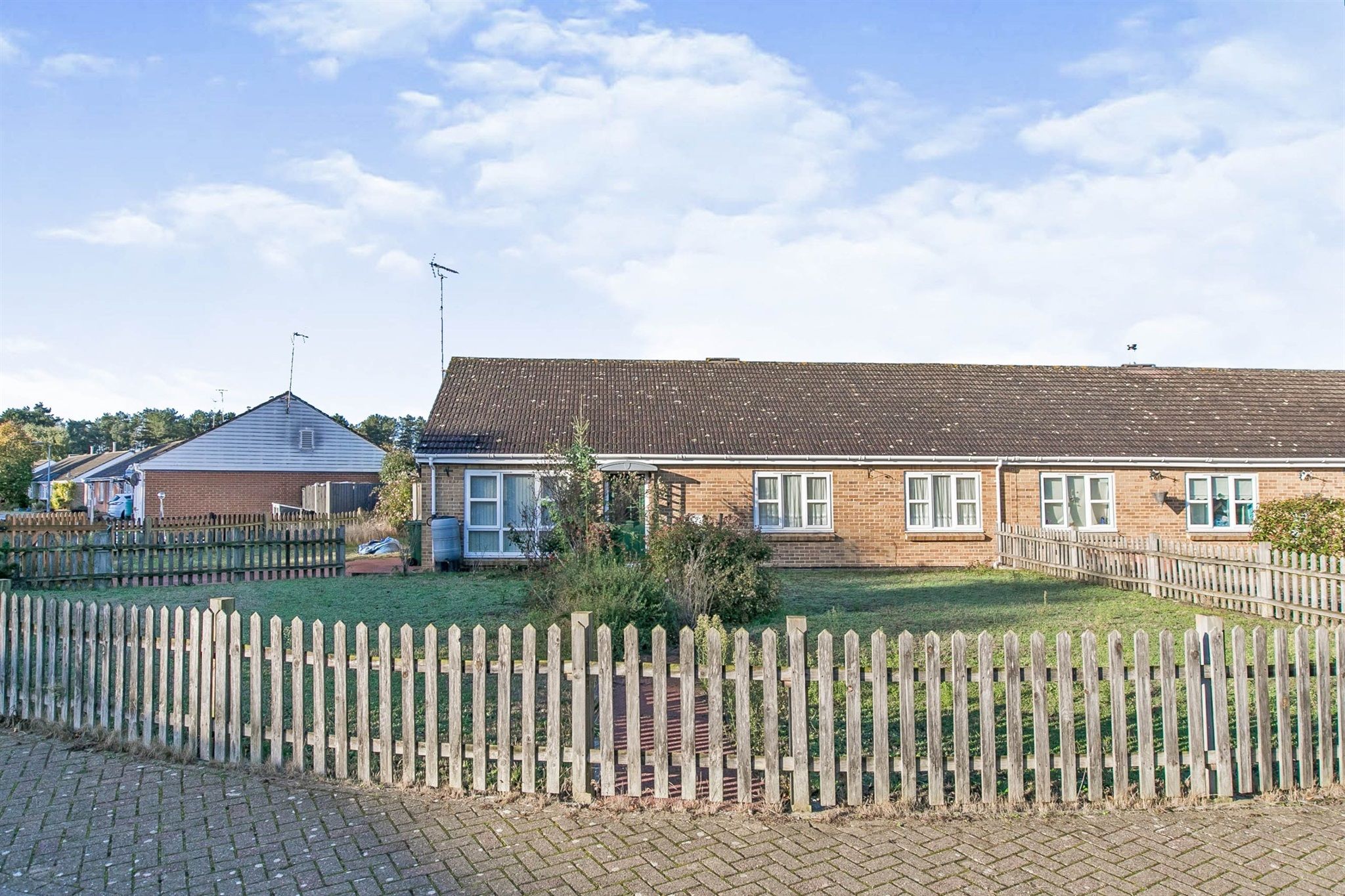 3 bed semidetached bungalow for sale in Greenways, Sutton Heath
