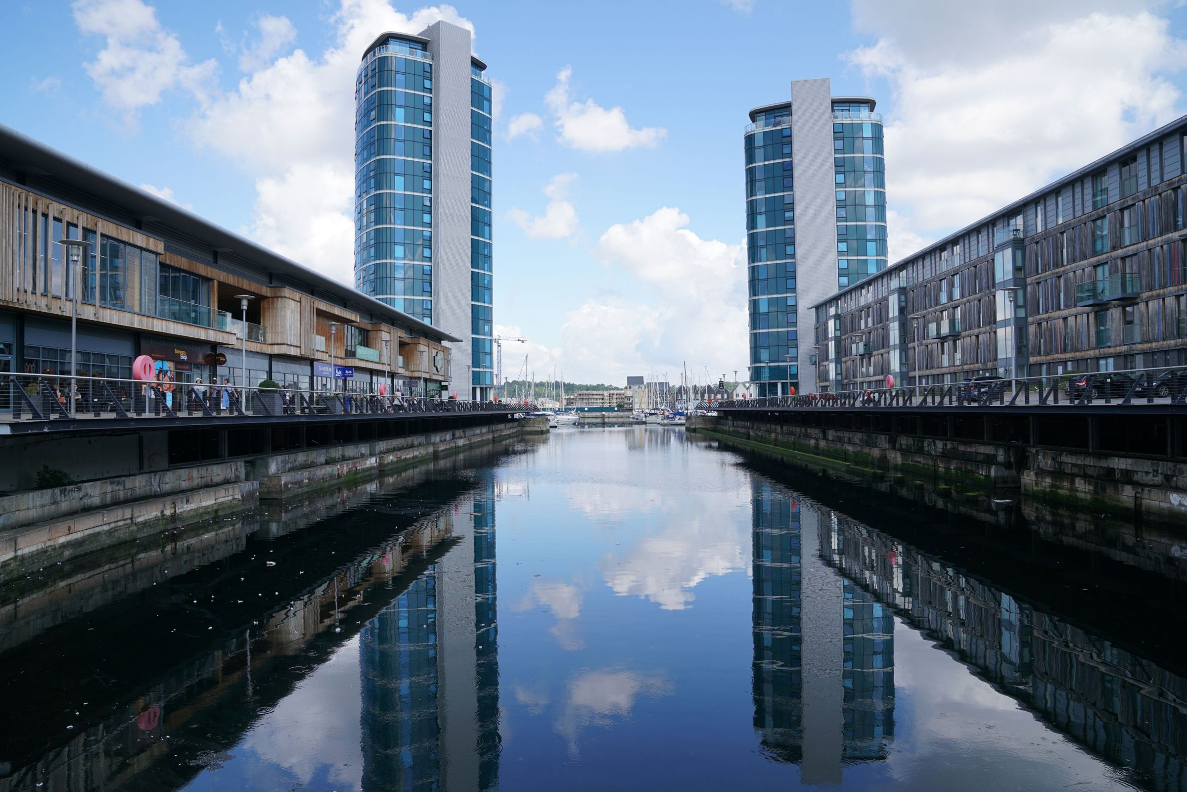 1 bed flat to rent in Marina Point East, Chatham Quays, Dock Head Road