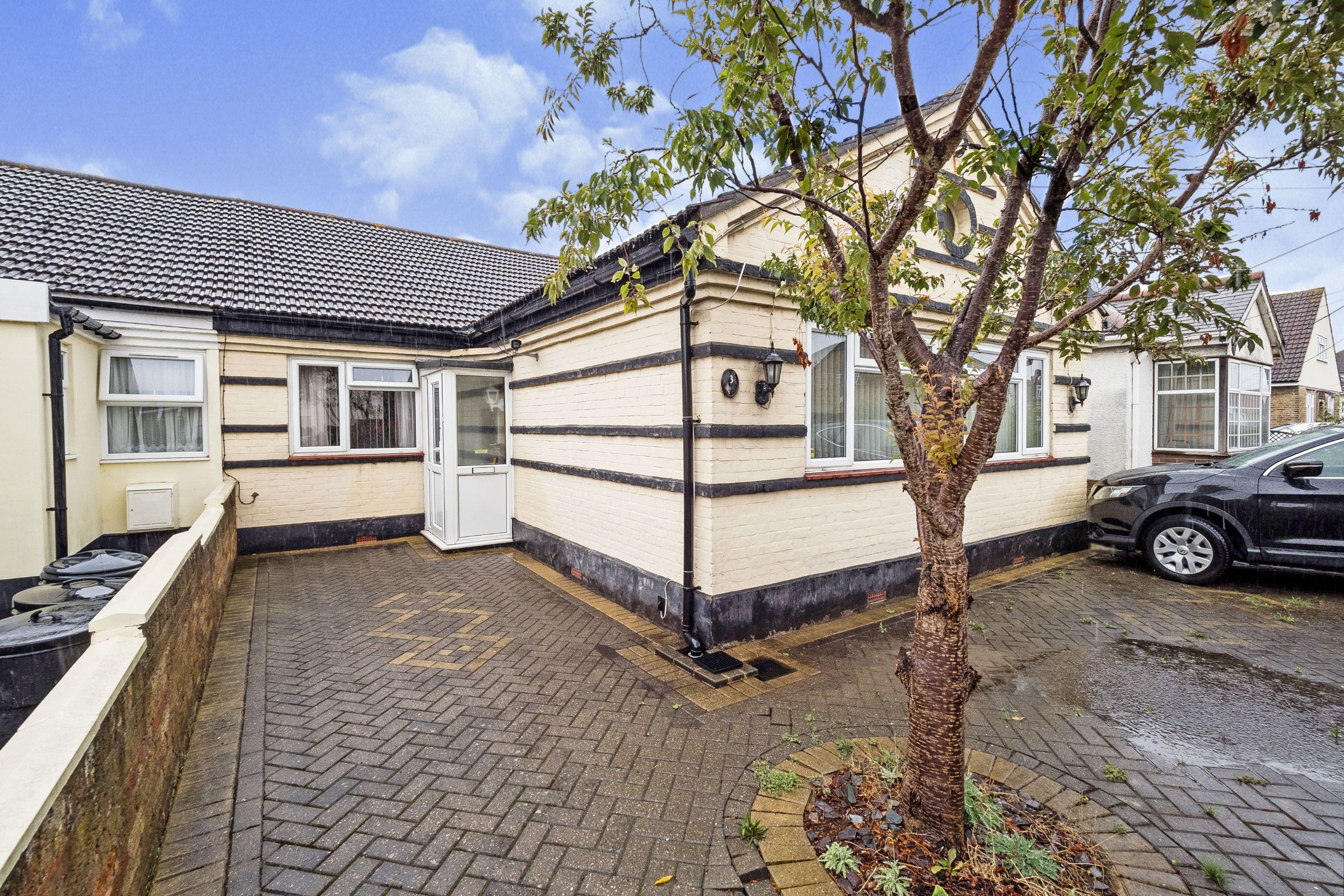 3 bed bungalow for sale in Stanley Road North, Rainham RM13 Zoopla