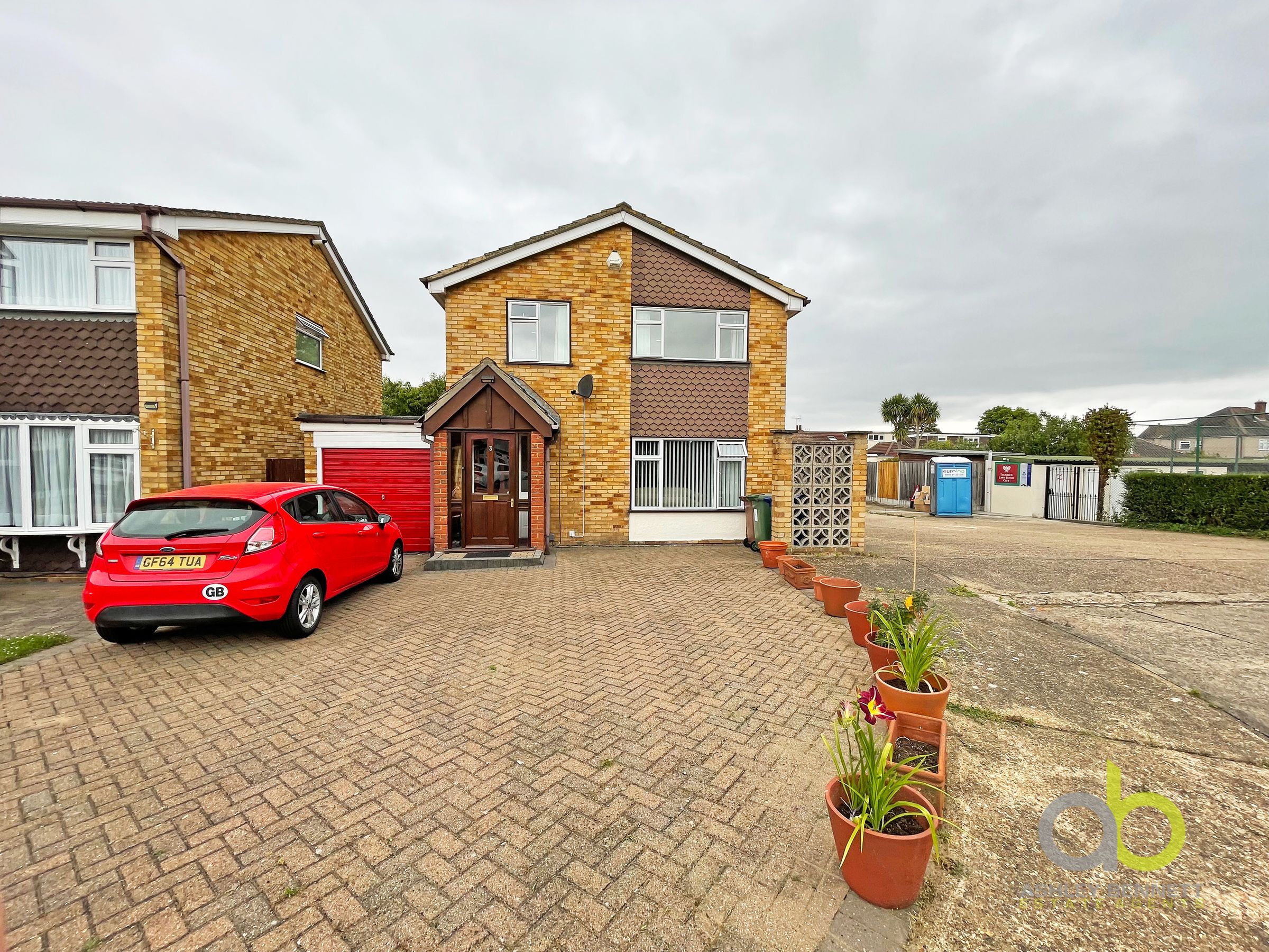 3 bed detached house for sale in Montgomery Close, Grays RM16 Zoopla