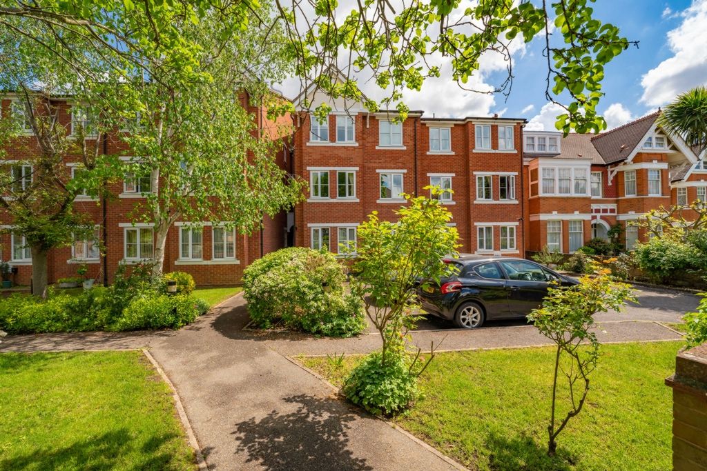 21 Bampton Court, Blakesley Avenue, Ealing W5  