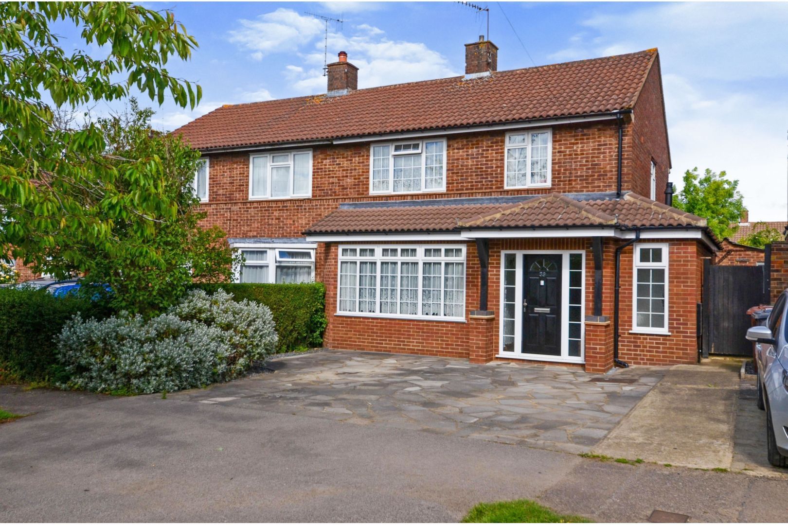 4 bed semidetached house for sale in Thornbury Gardens, Borehamwood
