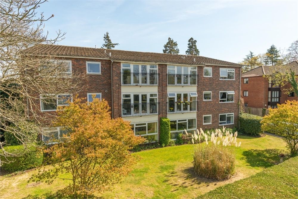 89 Oatlands Drive, Weybridge, Surrey KT13  