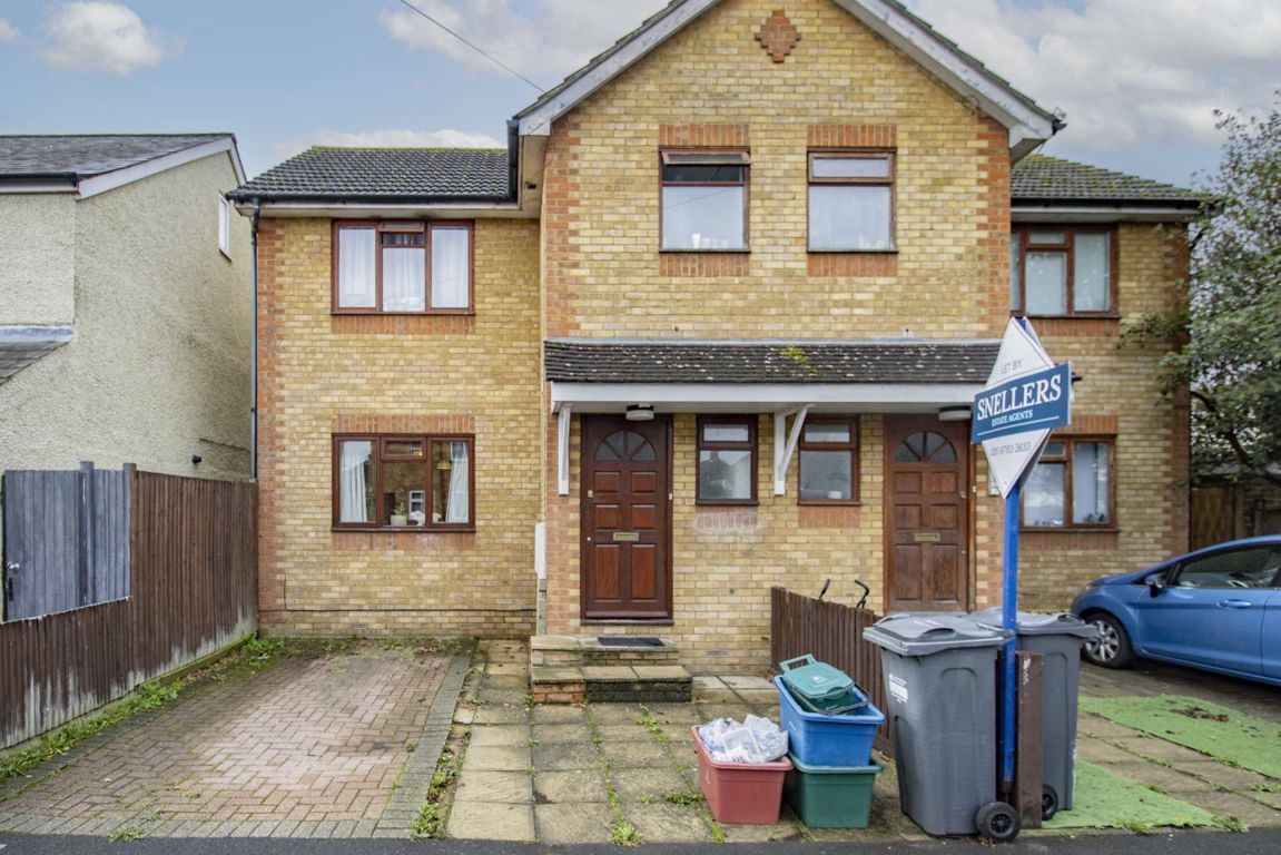 2 bed semidetached house to rent in New Road, Hanworth, Feltham TW13