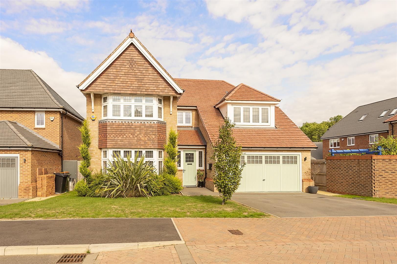 5 bed detached house for sale in Woodpecker Edge, Caddington, Luton LU1