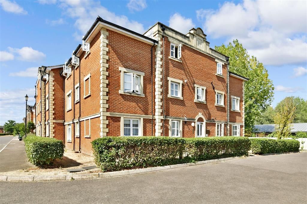 2 bed flat for sale in Royal Earlswood Park, Redhill, Surrey RH1 Zoopla