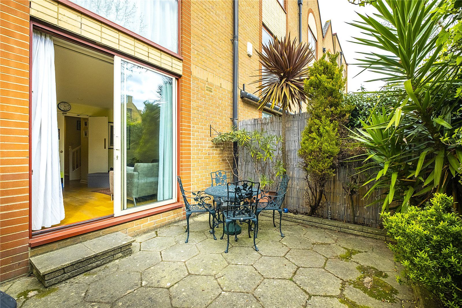 Mace Close, London E1W  