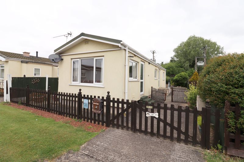 2 bed property for sale in New Road, Ashfield Park, Scunthorpe DN17