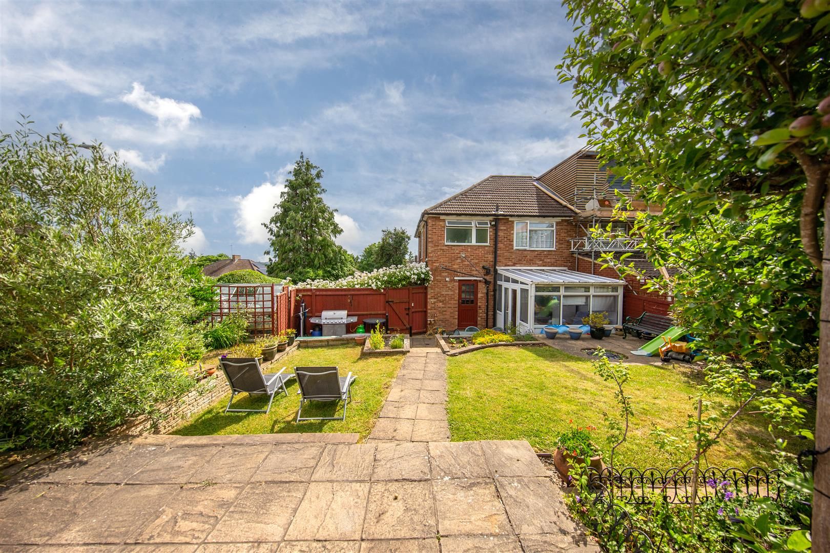 3 bed semidetached house for sale in Grampian Way, Luton, Bedfordshire