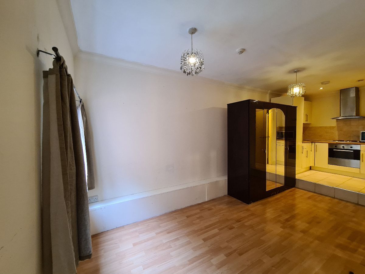 Studio to rent in Regents Plaza, Kilburn High Road, London NW6 Zoopla