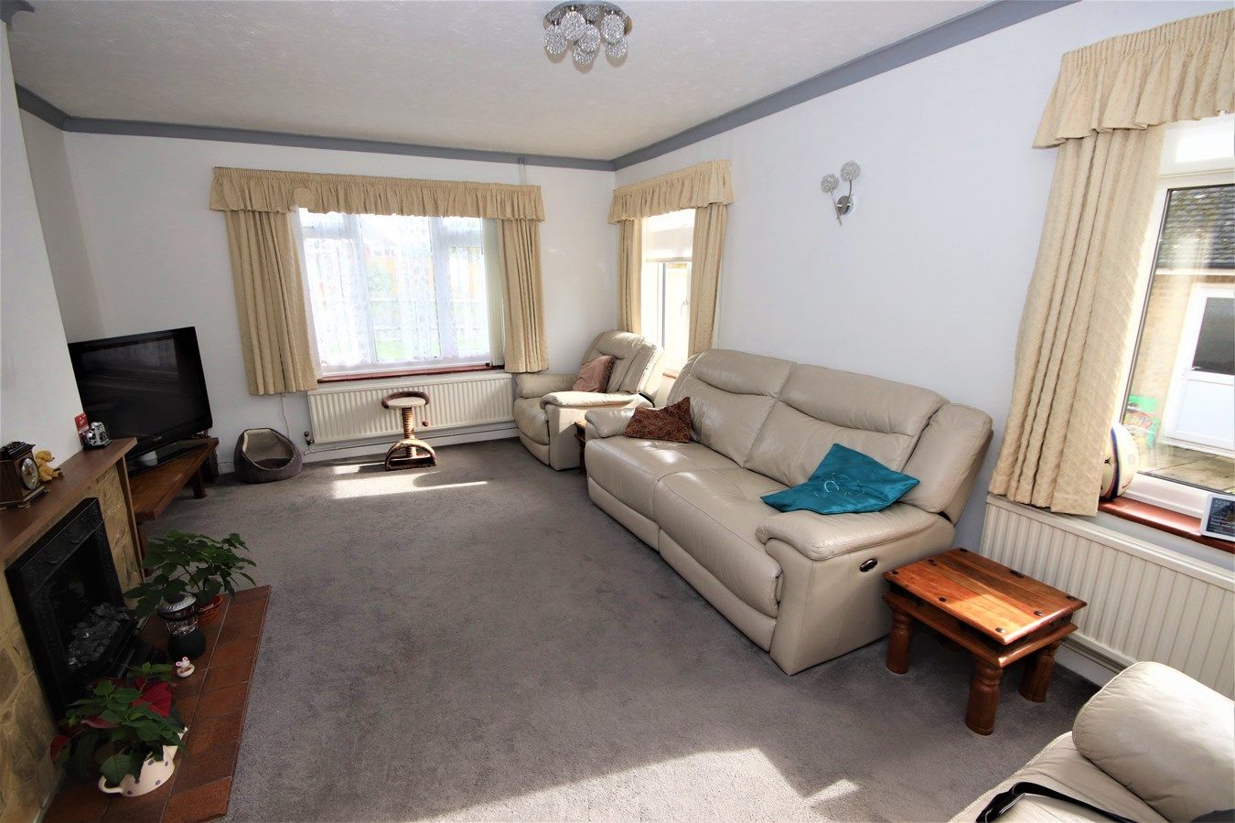 4 bed detached bungalow for sale in Lavant Close, Little Common