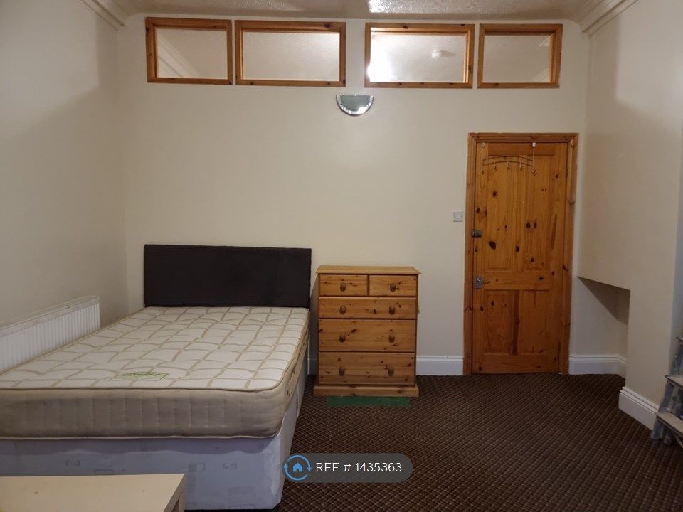 Room to rent in Roundhay Road, Leeds LS8 Zoopla