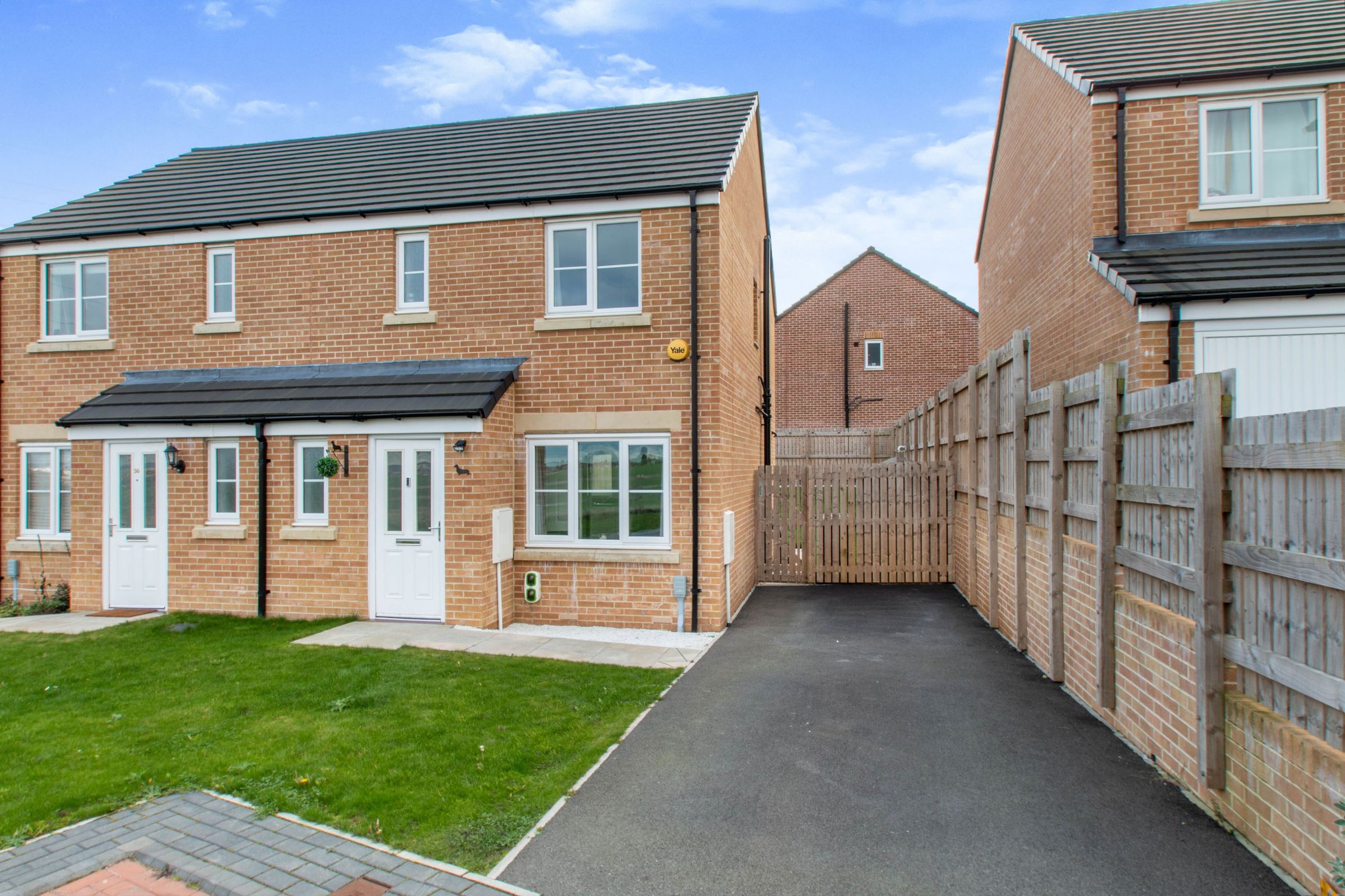 3 bed semidetached house to rent in Scatcherd Drive, Morley, Leeds