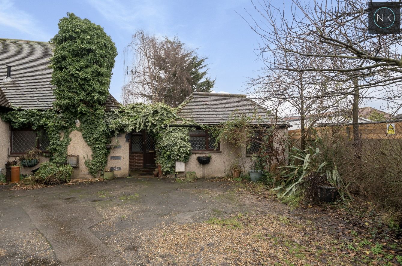 3 bed semidetached bungalow to rent in Larkswood Road, Chingford