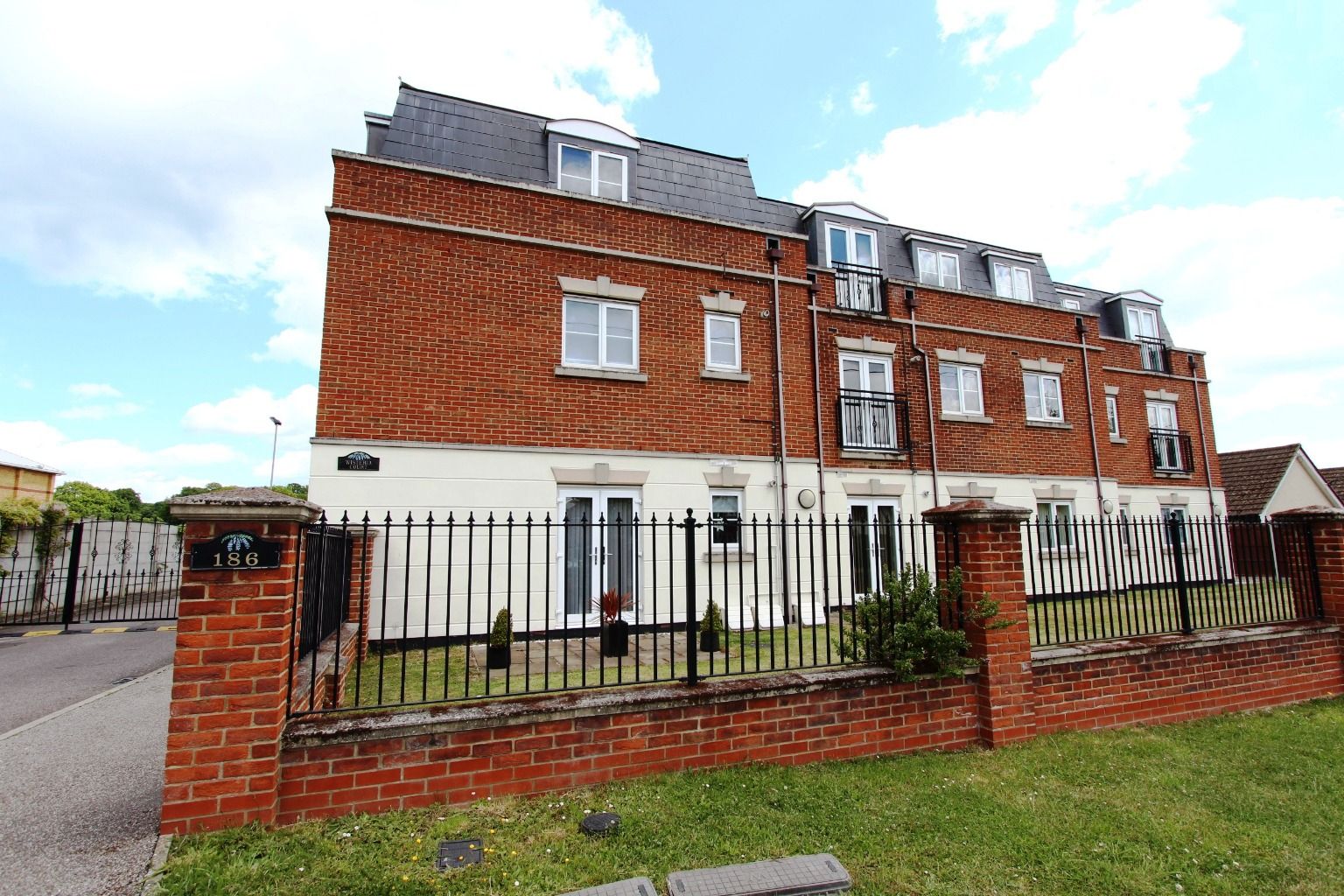 2 bed flat to rent in Wisteria Court, Rayleigh Road, Thundersley SS7