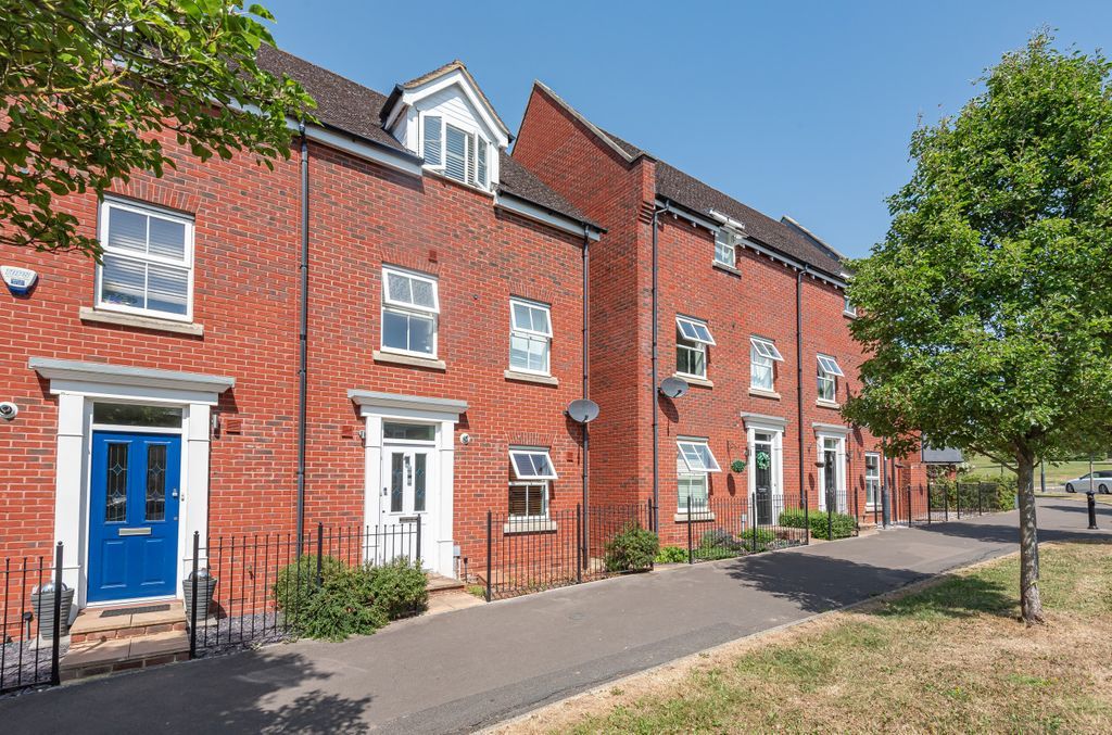 3 bed end terrace house for sale in Addinsell Road, Blunsdon, Swindon