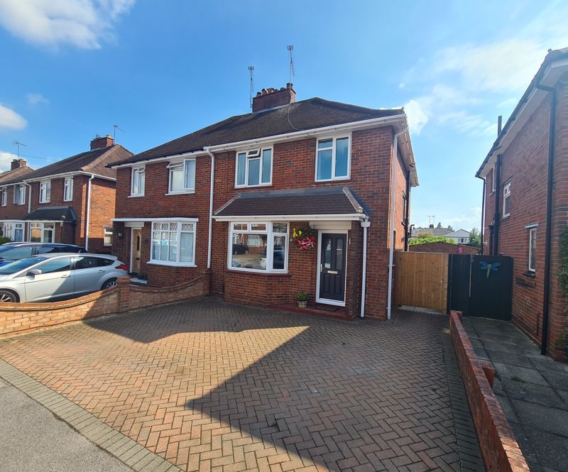 3 bed semidetached house for sale in Calvert Close, Aldershot GU12