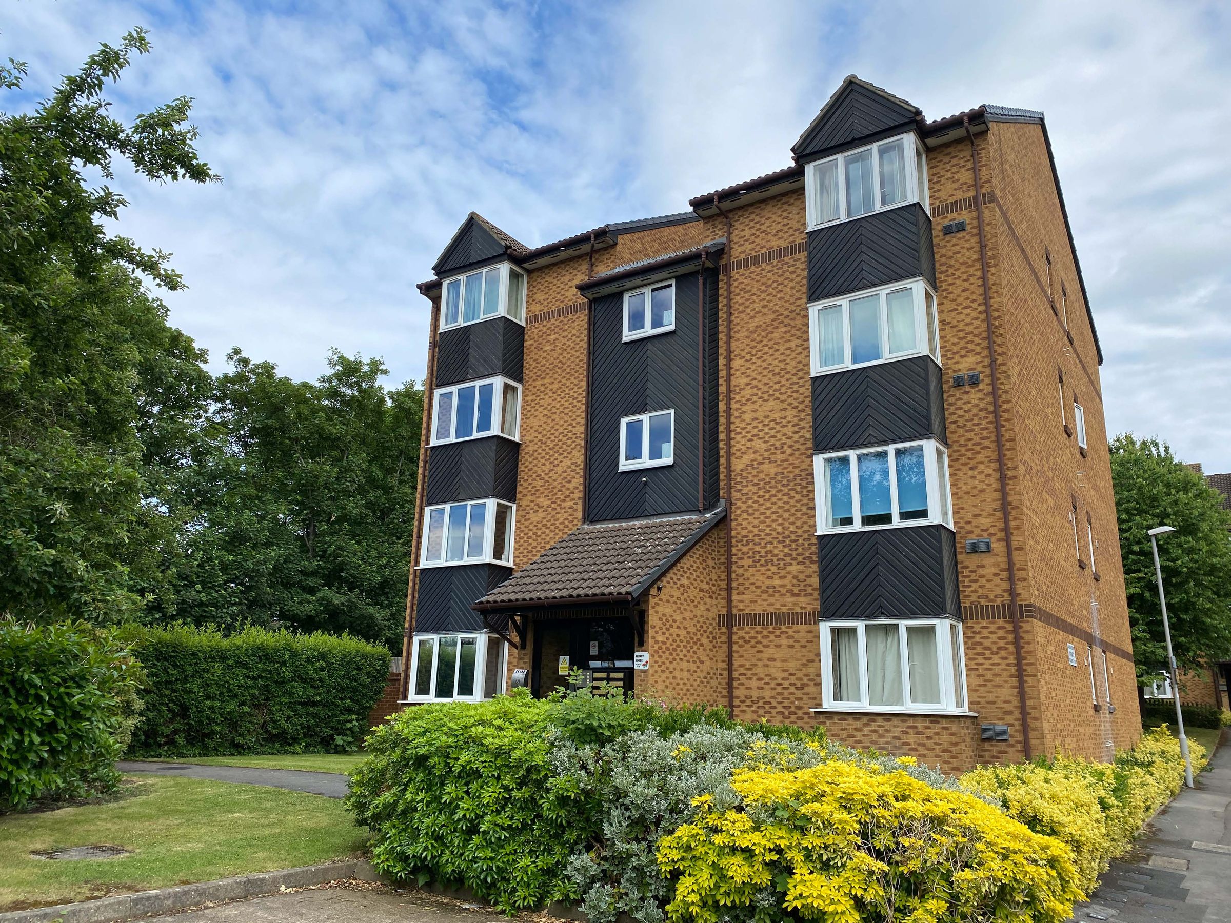 Studio for sale in Saxon Close, Surbiton KT6 Zoopla