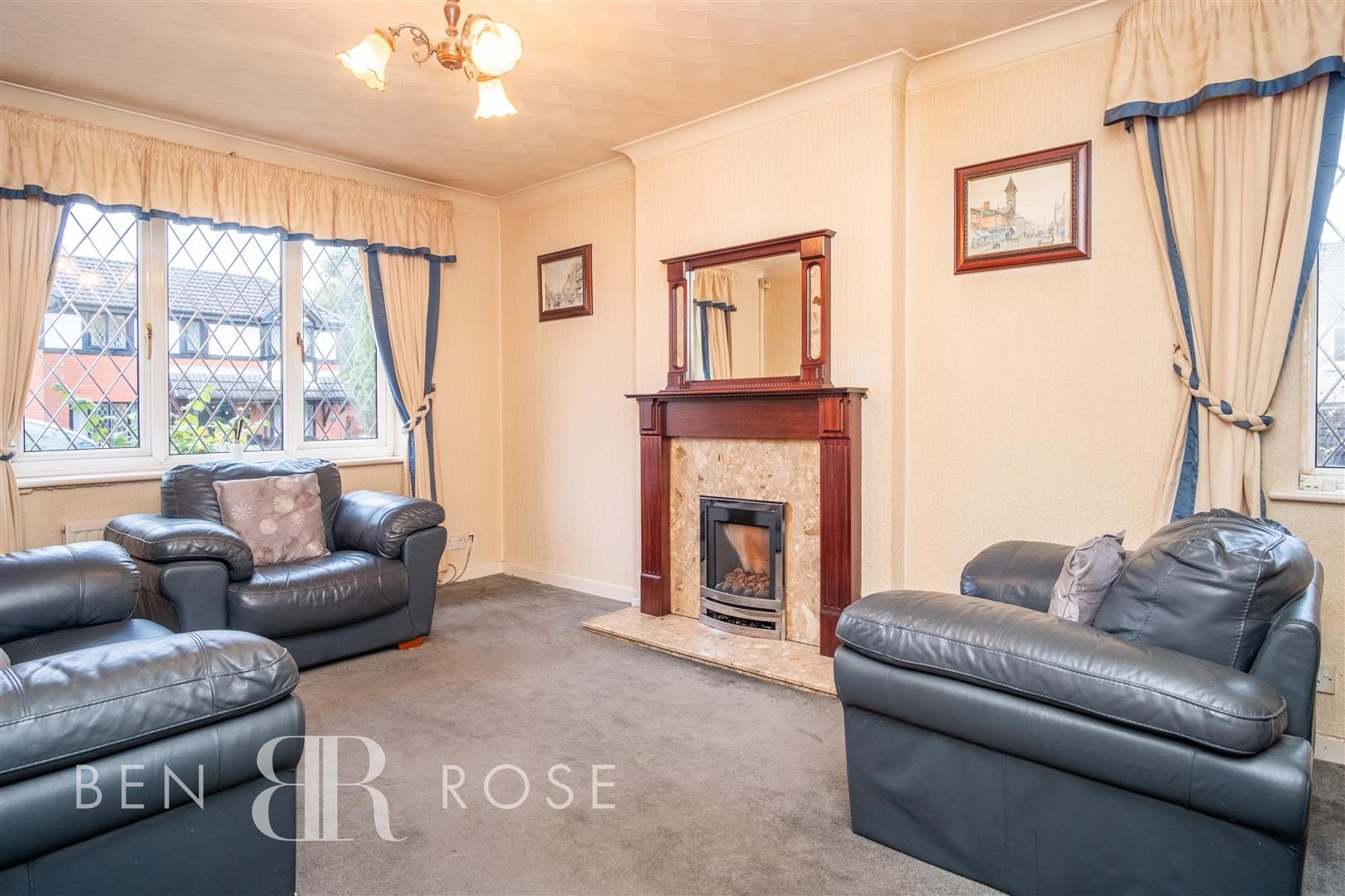 2 bed detached bungalow for sale in Chiltern Meadow, ClaytonLeWoods