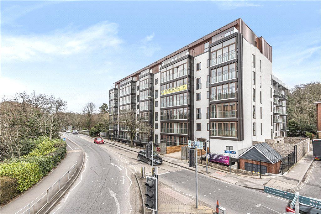 1 bed flat for sale in Farnborough Road, Farnborough, Hampshire GU14